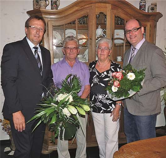 Der erste Beigeordnete der VG-Mendig, Joachim Plitzko (l.) und der neue Riedener Ortsbürgermeister Andreas Doll (r.) gratulierten dem Jubelpaar.SF