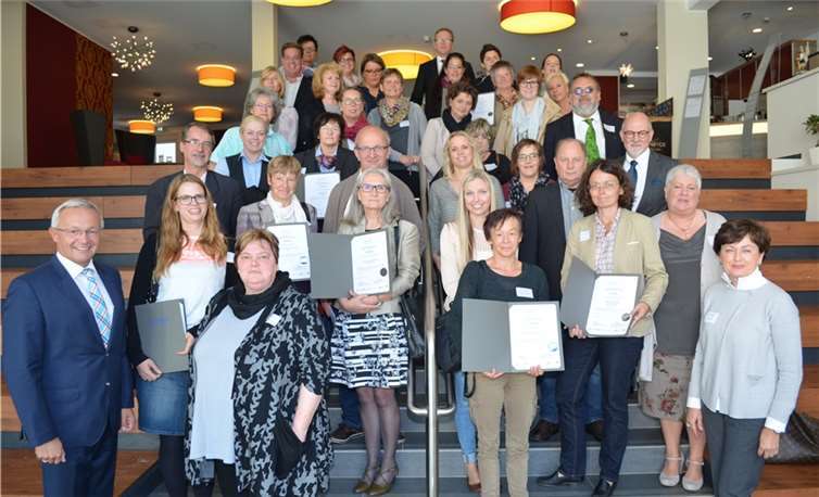 Der erste Beigeordnete des Landkreises Neuwied und Gesundheitsamtsdezernent, Achim Hallerbach (links) und Dr. Hilde Hamm (rechts) vom Gesundheitsamt übergaben das Hygienesiegel an 13 Alten- und Pflegeheime im Kreis Neuwied. privat