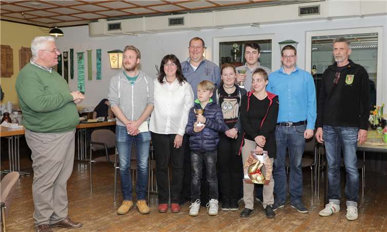 Der erste Brudermeister Thomas Köhler ehrt die Sieger des Ostereierschießens 2018 bei den St.-Sebastianus-Schützen in Villip.  CEW