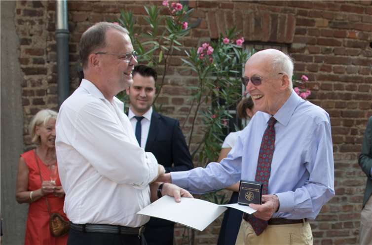 Der erste Brudermeister Wolfgang Kader überreichtBaron von Loë die Urkunde und den Orden. Fotos: CEW