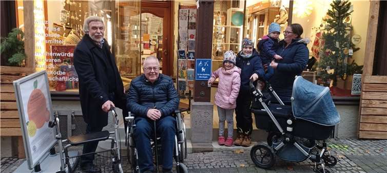 Der erste Einkaufstest mit der neuen Einkaufsmöglichkeit im Weltladen Linz wurde mit Bravour bestanden (von links): Vorsitzender A.-Peter Gillrath mit einem symbolischen Rollator, Rollstuhlfahrer Heinz Paffhausen und mit Kinderwagen Svenja Mertensacker mit ihre Kindern Leni, Luca und Lilly.  Foto: Hans-Joachim Schmitz/Weltladen