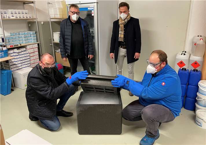Der erste Impfstoff ist im Landesimpfzentrum Kreis Ahrweiler in Grafschaft-Gelsdorf eingetroffen: Unter der Aufsicht von Apotheker Heinz Brands (1. v. l.) nahmen Impfzentrumskoordinator Fabian Schneider (2. v. r.), Daniel Blumenberg (r.) und Landrat Dr. Jürgen Pföhler die Impfdosen entgegen. Foto: Kreisverwaltung Ahrweiler