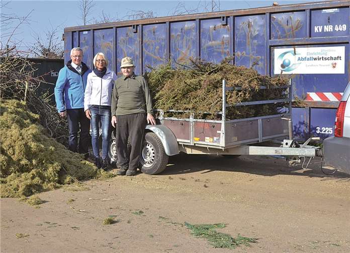 Der erste Kreisbeigeordnete und Abfallwirtschaftsdezernent Achim Hallerbach und die zuständige Referentin Petra Knopp gemeinsam mit einem Kunden an der Sammelstelle in Linkenbach. Uwe Schumann