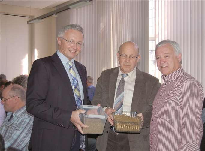 Der erste Kreisbeigeordnete und Umweltdezernent Achim Hallerbach (l.) und Hans-Peter Job vom Umweltreferat der Kreisverwaltung Neuwied (r.) begrüßten Bernhard Dernbach. privat