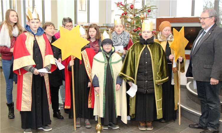 Der erste Kreisbeigeordneter Kurt Schüler begrüßte die Sternsinger. Pressestelle der Kreisverwaltung