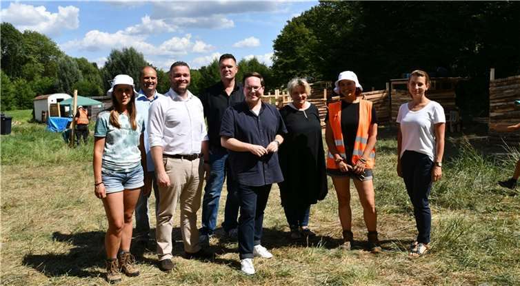 Der erste Kreisbeigeordneter Pascal Badziong (5.v.l.) beim Besuch der Ferienfreizeit in Münstermaifeld.  Fotos: Kreis Mayen-Koblenz