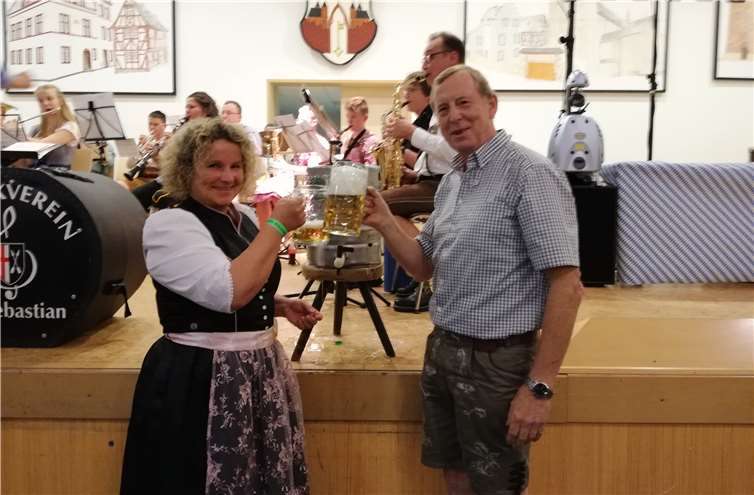 Der erste Schluck nach dem Fassanstich schmeckte. Foto: privat