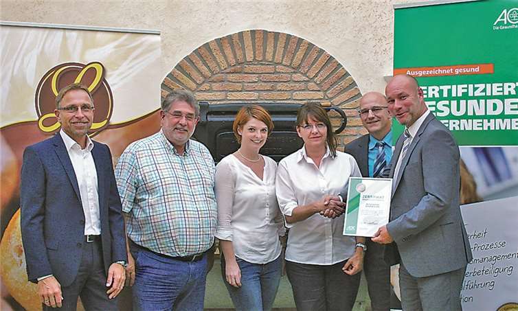 Der erste Schritt ist gemacht. Über die Bronzezertifizierung freuen sich v. l. Helmut Moll, Achim Lohner, Milena Nimrich, Ellen Lohner, Werner Blasweiler und Christoph Loersch.privat