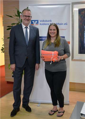 Der erste Schritt ist schon mal gemacht: Anastasija Stauber freute sich sehr über den Gewinn, den Werner Birkenheier überreichte. Ein schickes Handtuch gab es noch obendrauf. J. Sauerborn