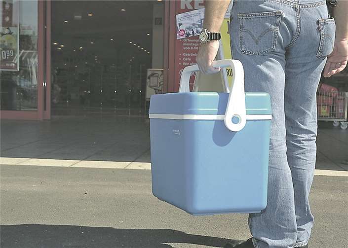 Der erste Schritt zu einem ungetrübten Grillspaß ist der richtige Einkauf. Gerade im Sommer sollte die Kühltasche immer mit dabei sein. Und: Nach dem Einkauf sofort nach Hause und das Grillgut in den Kühlschrank legen. privat