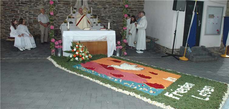 Der erste Segen. Das Motiv ist wohl ein Wunsch, der in allen Herzen getragen wird. Fotos: -UM-