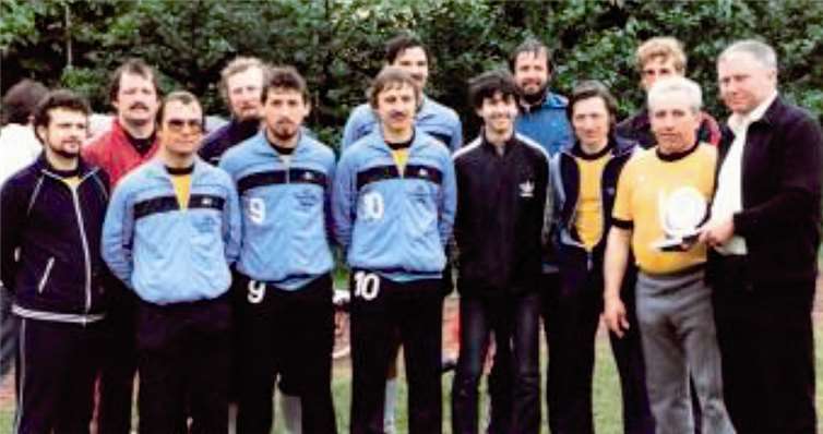 Der erste Sieger bei dem Saffiger Straßenturnier war im Mai 1983 die Andernacher Straße. Hier die Siegermannschaft mit dem damaligen Bürgermeister Klaus Hoffmann. Privat