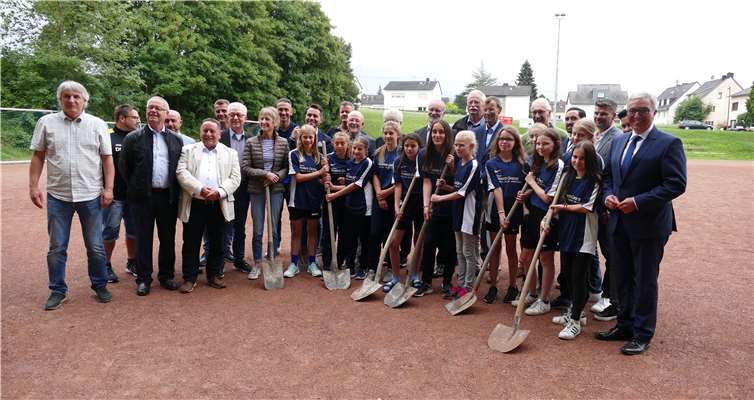 Der erste Spatenstich erfolgte durch die Mädchen-D-Jugend-Mannschaft der JSG Immendorf/Niederberg. Willi Krause