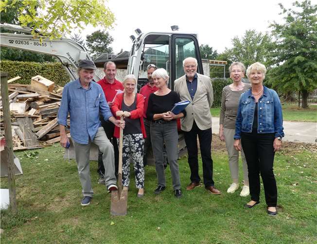 Der erste Spatenstich für den Erweiterungsbau ist getan.Foto: privat