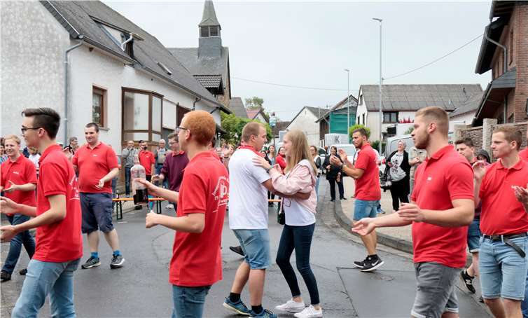 Der erste Tanz des Hahnenkönigspaars.