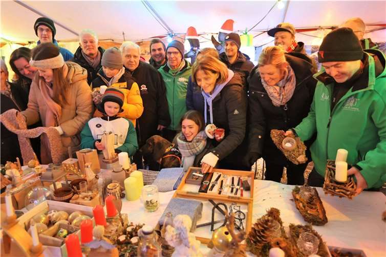 Der erste Trödelmarkt dieser Art in der Wiedtal-Gemeinde Hausen war ein voller Erfolg.  Foto: Jörg Niebergall