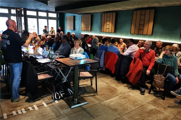 Der erste Vorsitzende Arne Heuser berichtet in gelockerter Atmosphäre vom vergangenen Vereinsjahr