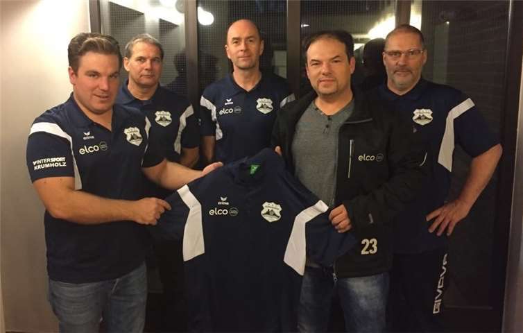 Der erste Vorsitzende Daniel Hanisch und Dirk Schmitz bei der Übergabe der Poloshirts. privat