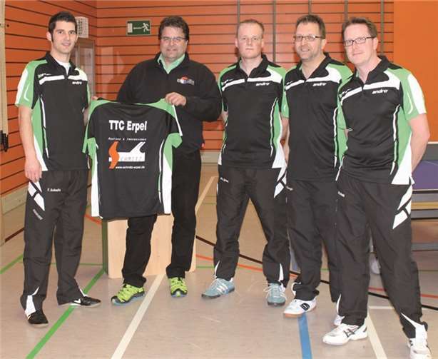 Der erste Vorsitzende Hans-Jürgen Freund bei der Übergabe der neuen Trikots mit den Spielern des TTC Erpel I: Tobias Schmitz, Michael Gries, Martin Steege und Michael Pohl. privat
