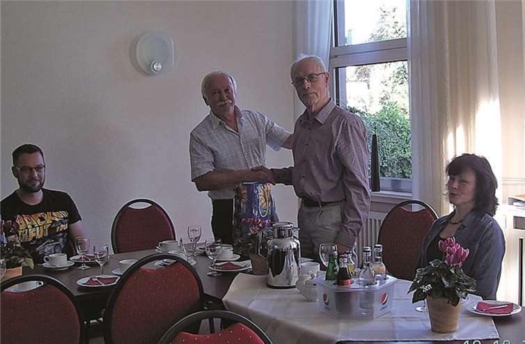 Der erste Vorsitzende Herr Astor wurde durch Peter Stallknecht mit einem Präsent zu seinem 70. Geburtstag und für die äußerst aktive und selbstlose Arbeit für den Verein und die Mitglieder geehrt.