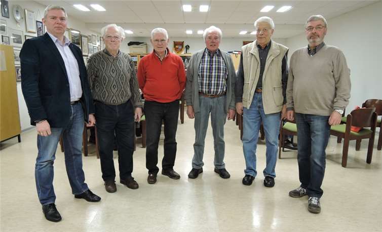 Der erste Vorsitzende Jörg Straus mit den langjährigen Mitgliedern des Männerchors: Hermann Josef Haupt, Aloys Schantor, Franz-Josef Backes, Klaus-Dieter Flügge und Peter Nördershäuser (von links). privat