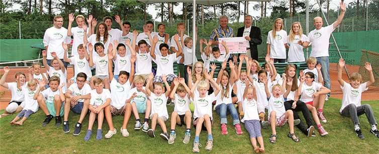 Der erste Vorsitzende Jörg Ziegler nimmt den symbolischen Scheck von Heinz-Dieter Stein im Beisein aller Tenniscamp-Teilnehmer entgegen. privat