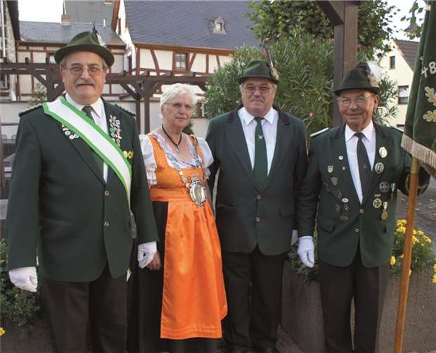 Der erste Vorsitzende Karl-Heinz Flöck (v.l.) mit dem Königspaar Marlene Wagner und Hans Balmes und dem zweiten Vorsitzenden Georg Bengel.
