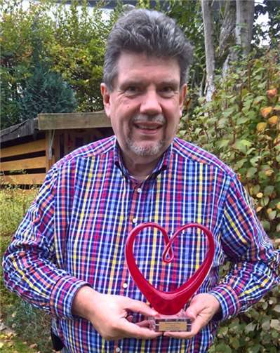 Der erste Vorsitzende Klaus Herbel vom SPD Gemeindeverband in der VG Weißenthurm zeigt hier die Auszeichnung „Regional-Politiker mit Herz“ 2018.privat