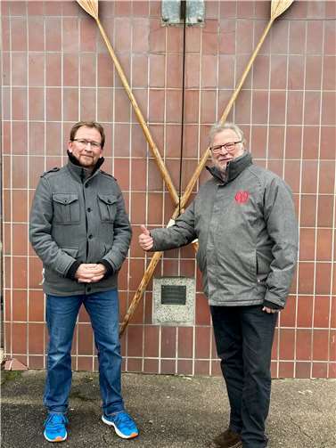 Der erste Vorsitzende Klaus Westenberger bedankt sich bei Stefan Mross für dessen großzügige Unterstützung.  Foto: Rudergesellschaft Lahnstein