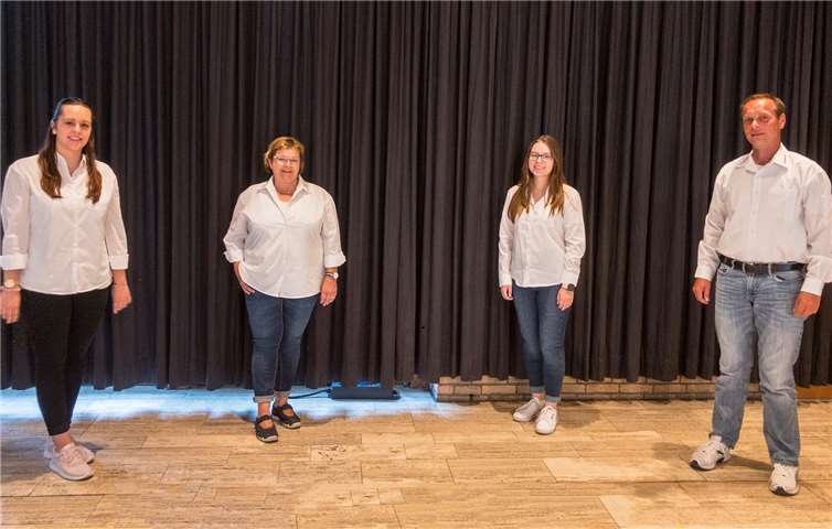 Der erste Vorsitzende Michael Tillmann (rechts) mit den „neu“ gewählten Vorstandsmitgliedern (v.l.n.r.) Anna Schäfer (Beisitzerin), Marion Schäfer (Tanzgruppenvertreterin) und Stefanie Lenz (Jugendwartin). Foto: Stadtsoldatenkorps Remagen