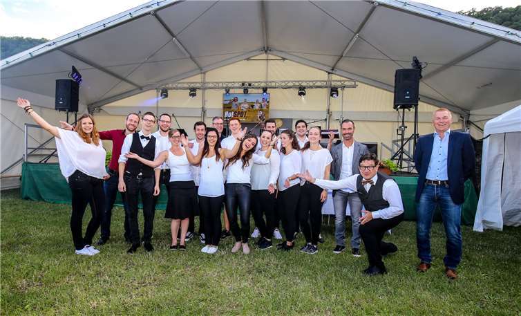 Der erste Vorsitzende Oliver Castenholz (re.) war stolz über die Unterstützung des Teams aus der Katteneser DorfgemeinschaftEP