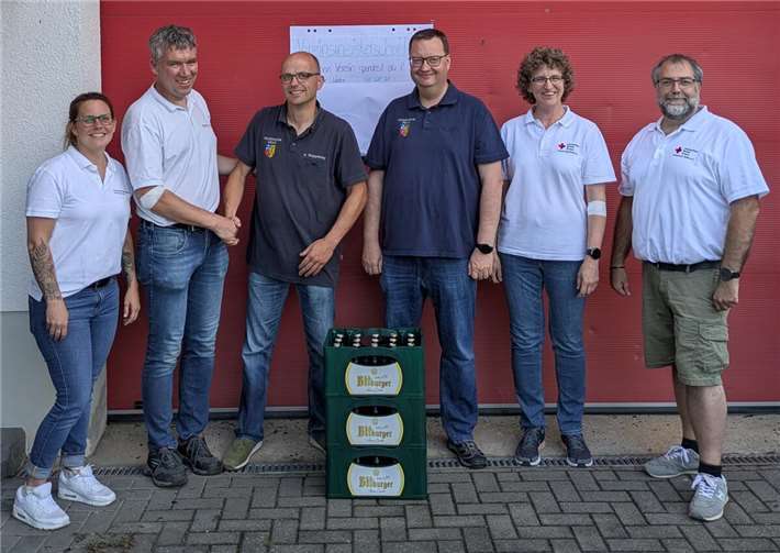 Der erste Vorsitzende Stefan Frevel (2. von links) gratulierte den beiden Wehrführern Andreas Nuppeney und Michael Beck zu Ihrem Gewinn.  Foto: privat