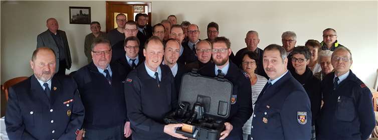 Der erste Vorsitzende Stefan Heinrichs überreichte dem neuen Wehrführer Daniel Heinrichs und dem Löschzug die Wärmebildkamera.privat