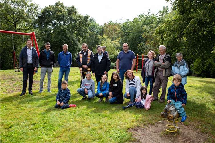 Der erste Vorsitzende, Tobias Nelius, mit Vertretern der Sponsoren und weiteren Gästen. Fotos: privat