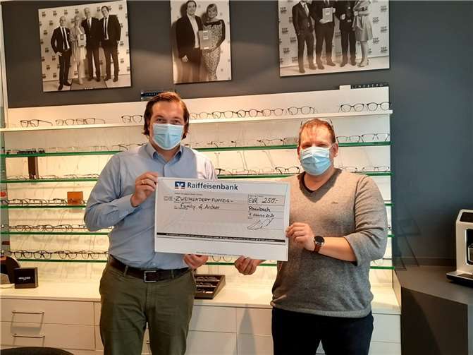 Der erste Vorsitzende Werner Schmickler und natürlich der gesamte Verein bedanken sich bei Mario Tapella für die Spende. Foto: privat