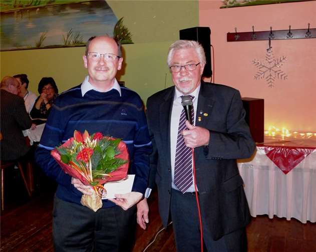 Der erste Vorsitzende dankte dem Chorleiter für das vergangen Jahr.