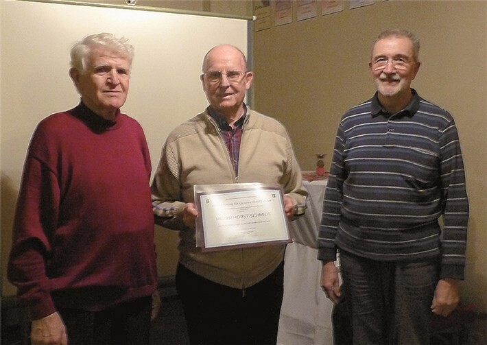 Der erste Vorsitzende des MGV Rüscheid wurde zu seiner 50-jährigen Tätigkeit als erster Vorsitzender geehrt und erhielt eine Urkunde und ein präsent. Im Bild v.l.: Schatzmeister Helmut Groetz, 1. Vorsitzende Horst Schmidt, Geschäftsführer Uwe Runkel.privat