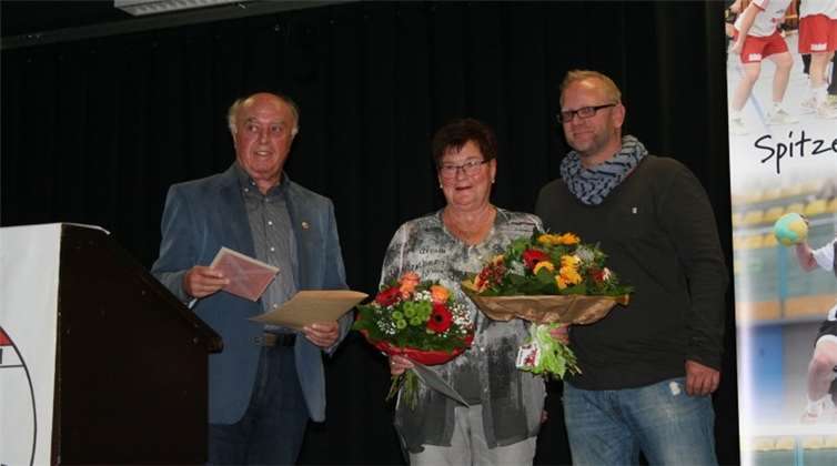 Der erste Vorsitzende des TV 05 Mülheim, Herbert Nickenig (li.) und der Sportkreisvorsitzende Jens Böttiger würdigten das langjährige Engagement Gisela Müllers. privat