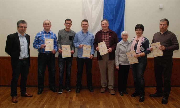 Der erste Vorsitzender Bernd Sonne zeichnete Siegfried Weber, Markus Kneip, Florian Roos, Walter Frölich, Agnes Sommerfeld, Susanne und Gerhard Bauer (von links) für ihre langjährige Mitgliedschaft beim FC NU aus. .privat