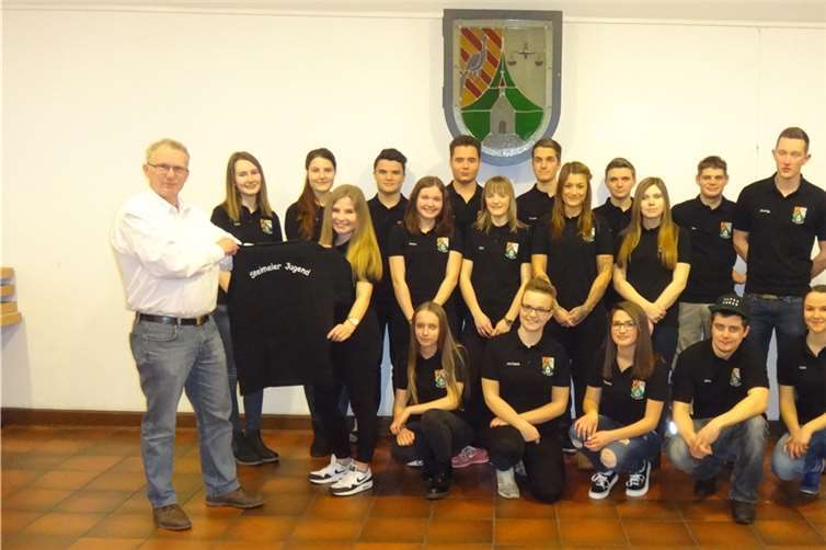 Der erste Vorsitzender des Verkehrs- und Verschönerungsverein Steimel und die Jugendgruppe.Privat