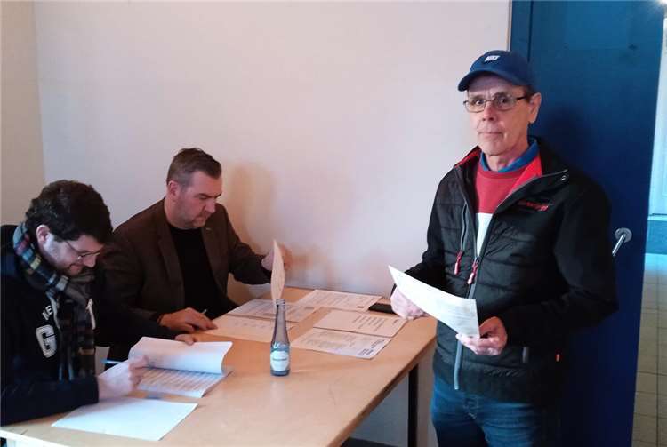 Der erste Wähler im Wahllokal in Kempenich. Foto: GS