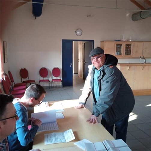 Der erste Wähler ist im Wahllokal in Kempenich eingetroffen. Foto: GS