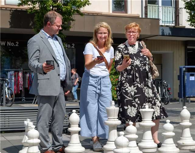 Der erste Zug ist gemacht, die „Neuwied-App“ ist eröffnet und steht zum Download bereit. Oberbürgermeister Jan Einig, Projektverantwortliche Julia Kloos-Wieland und Stadtmarketingleiterin Petra Neuendorf laden Gäste und Einheimische ein, Neuwied (neu) zu entdecken mithilfe einer App, die laufend weiterentwickelt wird. Fotos: Stadt Neuwied