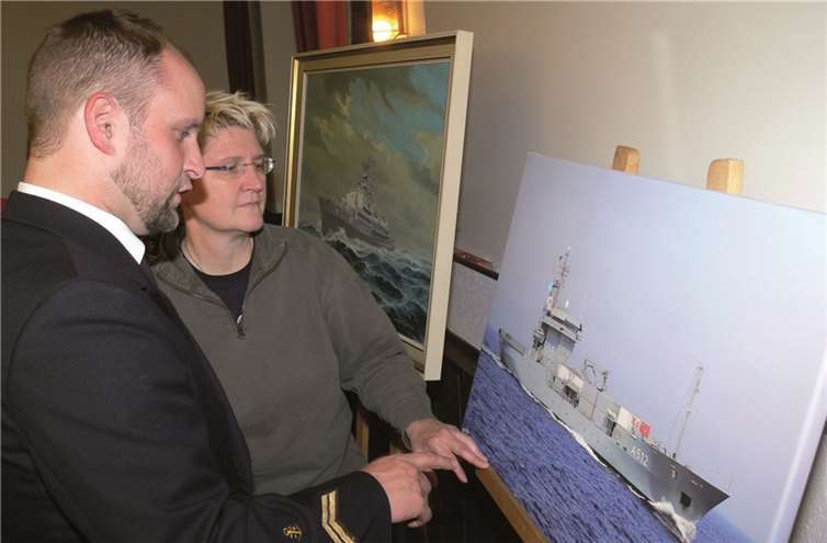 Der erste (l.) und der neue Tender „Mosel“ auf Leinwand. Neugierige Fragen zu deren Funktion wurden gerne von der Crew beantwortet.