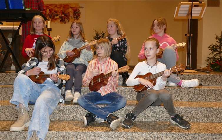 Der erste öffentliche Auftritt der neugegründeten Ukulelen-AG.