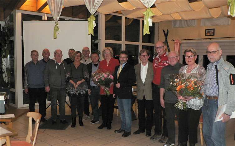 Der erweiterte Vorstand des VfR Eintracht Koblenz (von links): Jürgen Link (Abteilungsleiter Boule), Harry Burkhardt (Abteilungsleiter Tennis), Martin Hemmersbach (Vereinsjugendwart), Thomas Hürter (Abteilungsleiter Fußball), Sandra Hürter (Beisitzerin), Dieter Jahn (Abteilungsleiter Ski), Walter Schneider (Beitragsverwaltung und Kassierer), Edith Solsbacher (Zweite Vorsitzende), Roberto van der Gang (Vorsitzender), Wolfgang Jung (Geschäftsführer), Dirk Kunze (Pressewart), Lutz Wilcke (Abteilungsleiter Tischtennis), Ursula Schwerin (ausgeschiedene Zweite Vorsitzende) und Jann Christians (Abteilungsleiter Badminton).privat