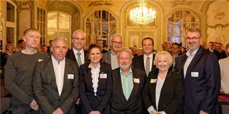 Der erweiterte WiFo Vorstand v.l: Bernd Michael Meier (AK Sprecher Gesunde Region), Ralf Winn (Beisitzer), Frank Wolsfeld (Beisitzer u. AK Sprecher Standortentwicklung), Marion Blettenberg (Vorsitzende), Michael Gassen (Beisitzer), Andreas Burgfeld (AK Sprecher Digitalisierung), Cornelius Kirsche (stellvertr. Vorsitzender), Brigitte Ursula Scherrer (Ehrenvorsitzende), Wolfgang Beth (AK Sprecher Personal).