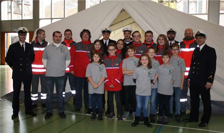 Der erzielte Erlös vom letzten Einsatz beim Cochemer Weihnachtsmarkt spendetendie Marine-Soldaten/Innen dem JRK Cochem für ein neues Einsatzzelt. Foto: -TE-