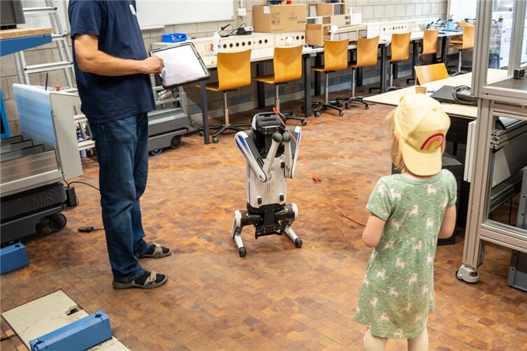 Der etwas andere Hundespaziergang: Ein programmierter Vierbeiner wird im Labor ausgeführt. 