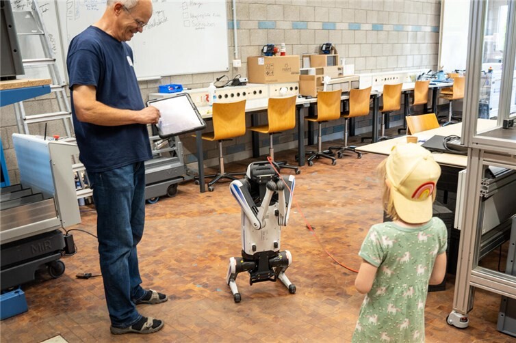 Der etwas andere Hundespaziergang: Ein programmierter Vierbeiner wird im Labor ausgeführt.